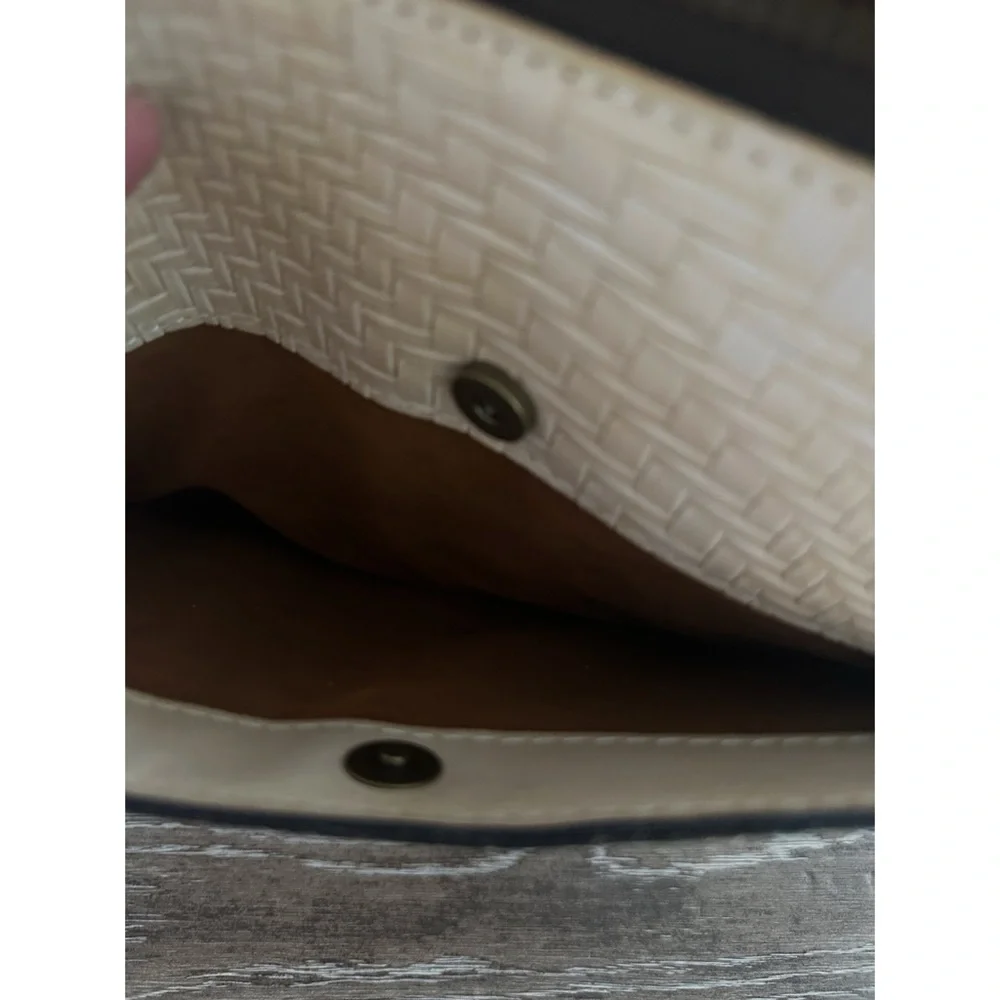 Patricia Nash Cream Crossbody Bag Color: Rattan Real Leather STYLE: P457323 - Picture 13 of 13